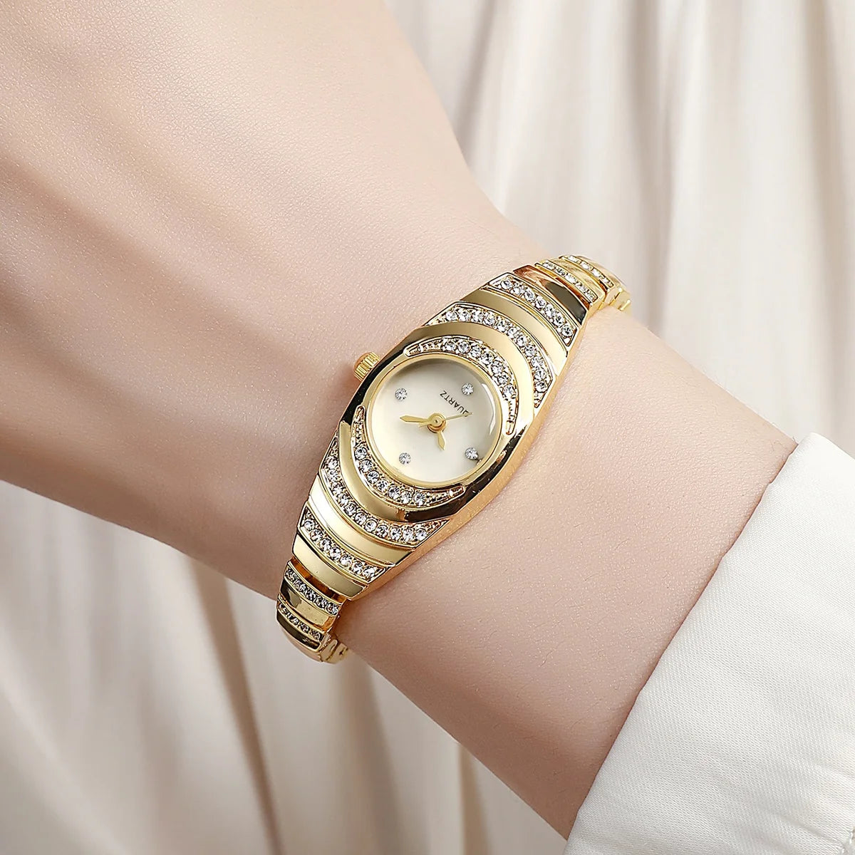 Ladies Quartz Fashionable Watches Diamond Studded Luxury Rhinestone Crystal Diamond Bracelet Wristwatches Girls Clock Gift