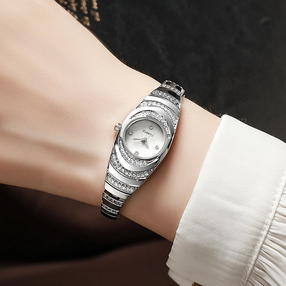 Ladies Quartz Fashionable Watches Diamond Studded Luxury Rhinestone Crystal Diamond Bracelet Wristwatches Girls Clock Gift